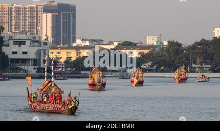 52 Schiffe segeln auf dem Chaopraya River, in der thailändischen Hauptstadt, und markieren das Ende der Krönungszeremonie des Königs von Thailand seine Majestät RAMA X, König Maha Vajiralongkorn Bodindradebayavarangkun , am 12. Dezember 2019, Bangkok, Thailand, Foto von Loic Baratoux/ABACAPRESS.COM Stockfoto