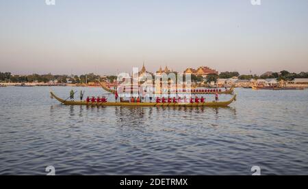 52 Schiffe segeln auf dem Chaopraya River, in der thailändischen Hauptstadt, und markieren das Ende der Krönungszeremonie des Königs von Thailand seine Majestät RAMA X, König Maha Vajiralongkorn Bodindradebayavarangkun , am 12. Dezember 2019, Bangkok, Thailand, Foto von Loic Baratoux/ABACAPRESS.COM Stockfoto