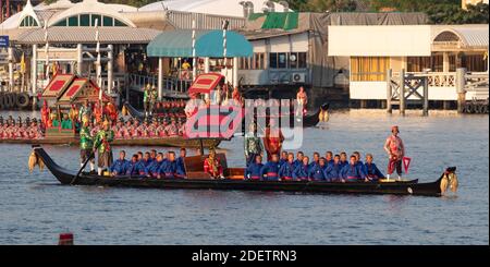 52 Schiffe segeln auf dem Chaopraya River, in der thailändischen Hauptstadt, und markieren das Ende der Krönungszeremonie des Königs von Thailand seine Majestät RAMA X, König Maha Vajiralongkorn Bodindradebayavarangkun , am 12. Dezember 2019, Bangkok, Thailand, Foto von Loic Baratoux/ABACAPRESS.COM Stockfoto