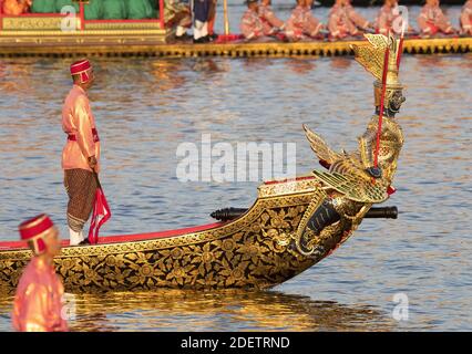 52 Schiffe segeln auf dem Chaopraya River, in der thailändischen Hauptstadt, und markieren das Ende der Krönungszeremonie des Königs von Thailand seine Majestät RAMA X, König Maha Vajiralongkorn Bodindradebayavarangkun , am 12. Dezember 2019, Bangkok, Thailand, Foto von Loic Baratoux/ABACAPRESS.COM Stockfoto