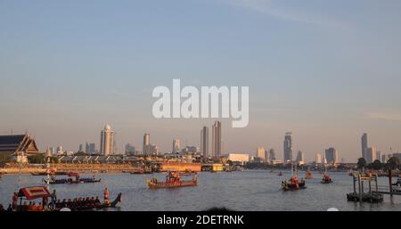 52 Schiffe segeln auf dem Chaopraya River, in der thailändischen Hauptstadt, und markieren das Ende der Krönungszeremonie des Königs von Thailand seine Majestät RAMA X, König Maha Vajiralongkorn Bodindradebayavarangkun , am 12. Dezember 2019, Bangkok, Thailand, Foto von Loic Baratoux/ABACAPRESS.COM Stockfoto