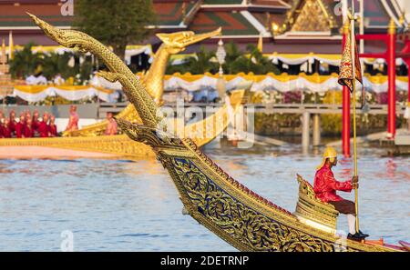 52 Schiffe segeln auf dem Chaopraya River, in der thailändischen Hauptstadt, und markieren das Ende der Krönungszeremonie des Königs von Thailand seine Majestät RAMA X, König Maha Vajiralongkorn Bodindradebayavarangkun , am 12. Dezember 2019, Bangkok, Thailand, Foto von Loic Baratoux/ABACAPRESS.COM Stockfoto