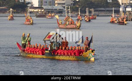 52 Schiffe segeln auf dem Chaopraya River, in der thailändischen Hauptstadt, und markieren das Ende der Krönungszeremonie des Königs von Thailand seine Majestät RAMA X, König Maha Vajiralongkorn Bodindradebayavarangkun , am 12. Dezember 2019, Bangkok, Thailand, Foto von Loic Baratoux/ABACAPRESS.COM Stockfoto