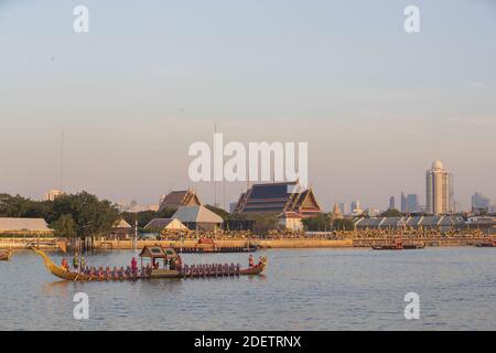 52 Schiffe segeln auf dem Chaopraya River, in der thailändischen Hauptstadt, und markieren das Ende der Krönungszeremonie des Königs von Thailand seine Majestät RAMA X, König Maha Vajiralongkorn Bodindradebayavarangkun , am 12. Dezember 2019, Bangkok, Thailand, Foto von Loic Baratoux/ABACAPRESS.COM Stockfoto