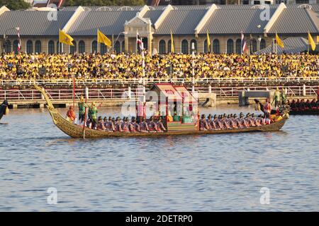 52 Schiffe segeln auf dem Chaopraya River, in der thailändischen Hauptstadt, und markieren das Ende der Krönungszeremonie des Königs von Thailand seine Majestät RAMA X, König Maha Vajiralongkorn Bodindradebayavarangkun , am 12. Dezember 2019, Bangkok, Thailand, Foto von Loic Baratoux/ABACAPRESS.COM Stockfoto