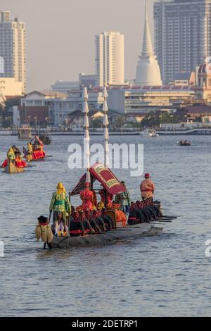 52 Schiffe segeln auf dem Chaopraya River, in der thailändischen Hauptstadt, und markieren das Ende der Krönungszeremonie des Königs von Thailand seine Majestät RAMA X, König Maha Vajiralongkorn Bodindradebayavarangkun , am 12. Dezember 2019, Bangkok, Thailand, Foto von Loic Baratoux/ABACAPRESS.COM Stockfoto