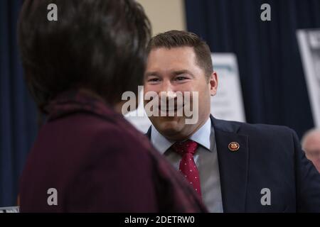 Der Vertreter der Vereinigten Staaten, Guy Reschenthaler (Republikaner von Pennsylvania), spricht mit dem Vertreter der Vereinigten Staaten, Val Butler Demings (Demokrat von Florida), als sie beim US-amerikanischen Parlamentsausschuss für die Rechtsauffassung der Resolution 755 des Repräsentantenhauses, Artikel zur Amtsenthebung gegen Präsident Donald J. Trump, eintreffen. Im Longworth House Office Building in Washington, DC am Donnerstag, 12. Dezember 2019. Foto von Stefani Reynolds/CNP/ABACAPRESS.COM Stockfoto