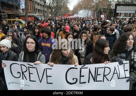 Jugendbanner über Generalstreik (grève générale). Am Tag nach der Enthüllung der Rentenreform durch den Premierminister riefen die Gewerkschaften am 12. Dezember 2019 zum vierten Mal in 10 Tagen auf den Straßen von Toulouse (Frankreich) zu Demonstrationen auf. Foto von Patrick Batard/ABACAPRESS.COM Stockfoto