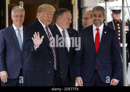 US-Präsident Donald Trump winkt den Medien zu, als er den paraguayischen Präsidenten Mario Abdo Benítez vor ihrem Treffen im Weißen Haus in Washington am 13. Dezember 2019 begrüßt. Foto von Yuri Gripas/ABACAPRESS.COM Stockfoto