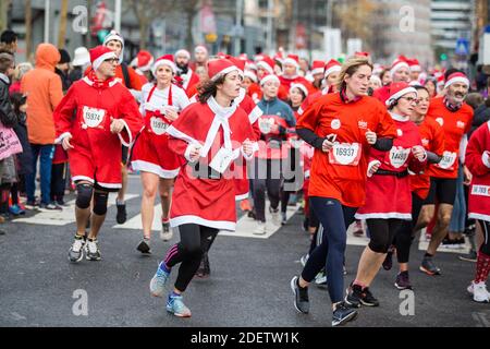 Teilnehmer in Weihnachtsmann-Kostümen nehmen am Pariser Santa Run in Issy Les Moulineaux Teil. Hunderte von Menschen laufen bei der Wohltätigkeitsveranstaltung in Issy Les Moulineaux bei Paris, Frankreich am 15. Dezember 2019. Foto von Nasser Berzane/ABACAPRESS.COM Stockfoto