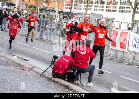 Teilnehmer in Weihnachtsmann-Kostümen nehmen am Pariser Santa Run in Issy Les Moulineaux Teil. Hunderte von Menschen laufen bei der Wohltätigkeitsveranstaltung in Issy Les Moulineaux bei Paris, Frankreich am 15. Dezember 2019. Foto von Nasser Berzane/ABACAPRESS.COM Stockfoto