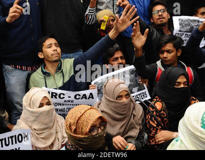 Indische Studenten der Jamia Millia Islamia University rufen am Montag, den 16. Dezember 2019, bei einem Protest in Neu-Delhi, Indien, Parolen. Tausende von Universitätsstudenten überfluteten die Straßen der indischen Hauptstadt, um gegen ein neues Gesetz zu protestieren, das Nichtmuslimen die Staatsbürgerschaft verleiht, die illegal nach Indien kamen, um der religiösen Verfolgung in mehreren Nachbarländern zu entgehen. Die Proteste folgten einer Nacht gewaltsamer Zusammenstöße zwischen Polizei und Demonstranten an der Universität. . Foto von Akash Anshuman/ABACAPRESS.COM Stockfoto