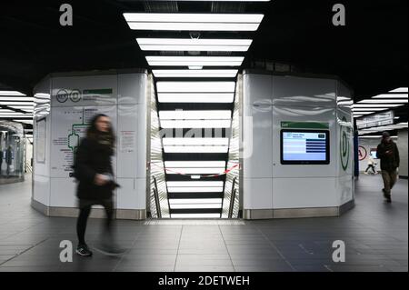 Pendler kommen am 16. Dezember 2019 bei einem Streik des Pariser Verkehrsunternehmens RATP und der französischen staatlichen Eisenbahngesellschaft SNCF an einem RER-D-Schild in Chatelet in Paris vorbei, um den Plan der französischen Regierung zur Revision des Rentensystems zu überarbeiten. In Paris blieb der öffentliche Nahverkehr nahezu stillgelegt, nur zwei der 16 U-Bahnlinien der Stadt waren in Betrieb, und die meisten nationalen Bahnverbindungen wurden gestrichen. Die Gewerkschaften haben für den 17. Dezember einen dritten Tag der Massenproteste angekündigt, der voraussichtlich Zehntausende von Menschen auf die Straße bringen wird. Foto von Julie Sebadelha/ABA Stockfoto