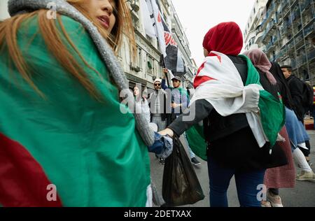 Algerische regierungsfeindliche Demonstranten singen Parolen, während sie sich mit Nationalflaggen versammeln, während sie am 17. Dezember 2019 im Zentrum der algerischen Hauptstadt Algier eine Massendemonstration durchmachen. Dies ist der 43. Studentenprotest. Foto von Louiza Ammi/ABACAPRESS.COM Stockfoto