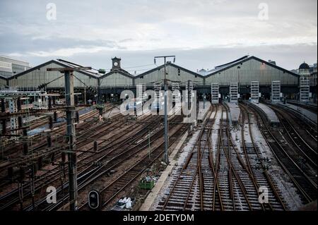 Ein Bild, das am 17. Dezember 2019 im Pariser Bahnhof Gare Saint-Lazare aufgenommen wurde, zeigt einen leeren Bahnsteig während eines Streiks der SNCF-Mitarbeiter des staatlichen Eisenbahnunternehmens über den Plan der französischen Regierung, das Rentensystem des Landes im Rahmen eines nationalen Generalstreiks zu überarbeiten. Züge abgesagt, Schulen geschlossen: Frankreich machte sich daran, Notfallpläne für einen gewaltigen Streik gegen Rentenüberholungen zu schmieden, der eine der größten Herausforderungen für die weitreichende Reformbestrebungen des französischen Präsidenten darstellt. Foto von Magali Cohen/ABACAPRESS.COM Stockfoto