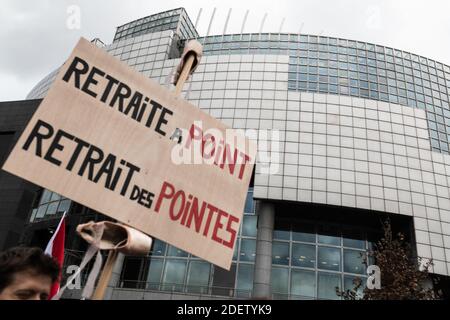 Ein Demonstrator hält ein Schild mit Punkten vor der Pariser Nationaloper, die 14 Tage streikt, Während einer Demonstration, als die Streiks in Frankreich ihre dritte Woche mit neuen Gewerkschaften in den Streik treten und auf die Straße an einem entscheidenden Tag zwischen der Regierung und den Gewerkschaften über Rentenreformen in Paris, Frankreich, am 17. Dezember 2019. Foto von Daniel Derajinski/ABACAPRESS.COM Stockfoto