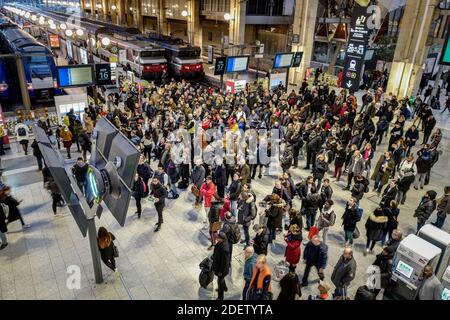 Pendler versuchen, am 18. Dezember 2019 am Bahnhof Gare du Nord in Paris, Frankreich, auf die U-Bahn-Züge zuzugreifen, während sie gegen den Plan der französischen Regierung streiken, das Rentensystem des Landes zu überarbeiten. Am 18. Dezember wird der französische Premierminister erneut mit Gewerkschaftsvertretern in Matignon zusammentreffen, um einen Ausweg aus der Krise zu finden, da die Unterbrechungen des öffentlichen Verkehrs während der Feiertage drohen. Foto von Stephane Le Tellec/ABACAPRESS.COM Stockfoto