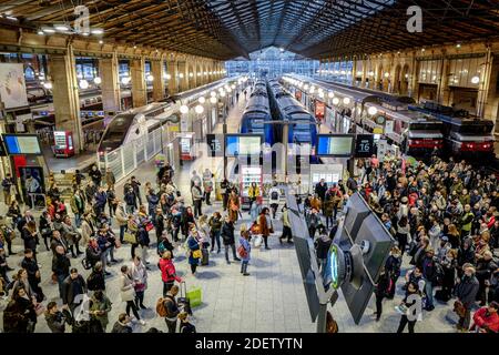 Pendler versuchen, am 18. Dezember 2019 am Bahnhof Gare du Nord in Paris, Frankreich, auf die U-Bahn-Züge zuzugreifen, während sie gegen den Plan der französischen Regierung streiken, das Rentensystem des Landes zu überarbeiten. Am 18. Dezember wird der französische Premierminister erneut mit Gewerkschaftsvertretern in Matignon zusammentreffen, um einen Ausweg aus der Krise zu finden, da die Unterbrechungen des öffentlichen Verkehrs während der Feiertage drohen. Foto von Stephane Le Tellec/ABACAPRESS.COM Stockfoto