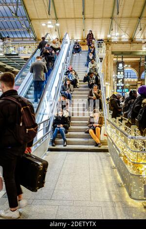 Pendler versuchen, am 18. Dezember 2019 am Bahnhof Gare du Nord in Paris, Frankreich, auf die U-Bahn-Züge zuzugreifen, während sie gegen den Plan der französischen Regierung streiken, das Rentensystem des Landes zu überarbeiten. Am 18. Dezember wird der französische Premierminister erneut mit Gewerkschaftsvertretern in Matignon zusammentreffen, um einen Ausweg aus der Krise zu finden, da die Unterbrechungen des öffentlichen Verkehrs während der Feiertage drohen. Foto von Stephane Le Tellec/ABACAPRESS.COM Stockfoto