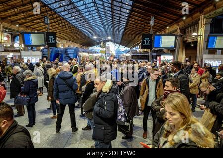 Pendler versuchen, am 18. Dezember 2019 am Bahnhof Gare du Nord in Paris, Frankreich, auf die U-Bahn-Züge zuzugreifen, während sie gegen den Plan der französischen Regierung streiken, das Rentensystem des Landes zu überarbeiten. Am 18. Dezember wird der französische Premierminister erneut mit Gewerkschaftsvertretern in Matignon zusammentreffen, um einen Ausweg aus der Krise zu finden, da die Unterbrechungen des öffentlichen Verkehrs während der Feiertage drohen. Foto von Stephane Le Tellec/ABACAPRESS.COM Stockfoto