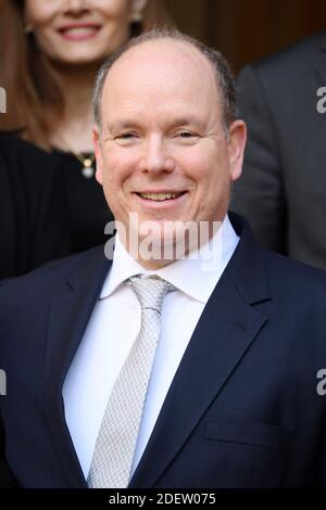 Fürst Albert II. Von Monaco nimmt am 18. Dezember 2019 an der Weihnachtsgeschenke-Verteilung im La Croix Rouge in Monte-Carlo in Monaco Teil. Foto von Pascal Le Segretain/Pool/ABACAPRESS.COM Stockfoto