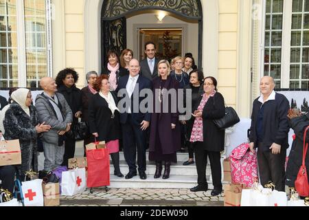 Fürst Albert II. Von Monaco und Prinzessin Charlene von Monaco nehmen am 18. Dezember 2019 in Monaco, Monaco, an der Verteilung von Weihnachtsgeschenken im La Croix Rouge in Monte-Carlo Teil. Foto von Pascal Le Segretain/Pool/ABACAPRESS.COM Stockfoto