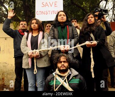 Menschen rufen Parolen während einer Demonstration gegen Indiens neues Staatsbürgerschaftsgesetz in Neu Delhi, Indien am 19. Dezember 2019. Indianer trotzten Versammlungsverbote in Städten im ganzen Land, als die Wut gegen ein Staatsbürgerschaftsgesetz schwillt, das als diskriminierend gegen Muslime angesehen wird, nach Tagen von Protesten, Zusammenstößen und Ausschreitungen, die sechs Tote hinterlassen haben. Foto von Anshuman Akash/ABACAPRESS.COM Stockfoto