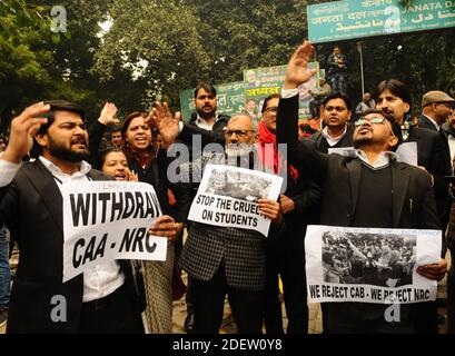 Menschen rufen Parolen während einer Demonstration gegen Indiens neues Staatsbürgerschaftsgesetz in Neu Delhi, Indien am 19. Dezember 2019. Indianer trotzten Versammlungsverbote in Städten im ganzen Land, als die Wut gegen ein Staatsbürgerschaftsgesetz schwillt, das als diskriminierend gegen Muslime angesehen wird, nach Tagen von Protesten, Zusammenstößen und Ausschreitungen, die sechs Tote hinterlassen haben. Foto von Anshuman Akash/ABACAPRESS.COM Stockfoto