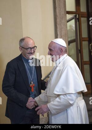 Papst Franziskus schüttelt die Hände mit dem Untersekretär der Abteilung Migranten und Flüchtlinge des Dikasteriums für die Förderung der integralen menschlichen Entwicklung, dem kanadischen Kardinal Michael Czerny, während einer Audienz mit Flüchtlingen, die von der griechischen Insel Lesbos am 19. Dezember 2019 im Vatikan ankamen. Papst Franziskus trifft sich im Vatikan am kürzlich eingetroffenen 33 Flüchtlinge von der griechischen Insel Lesbos und enthüllt im Belvedere-Hof des Vatikans ein Kreuz mit Rettungsweste, um an alle Migranten und Flüchtlinge zu erinnern, die gefährliche Reisen auf der Suche nach einem besseren Leben Unternehmen. Foto von ABACAPRESS.COM Stockfoto