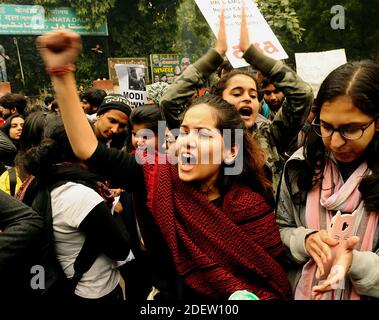 Menschen rufen Parolen während einer Demonstration gegen Indiens neues Staatsbürgerschaftsgesetz in Neu Delhi, Indien am 19. Dezember 2019. Indianer trotzten Versammlungsverbote in Städten im ganzen Land, als die Wut gegen ein Staatsbürgerschaftsgesetz schwillt, das als diskriminierend gegen Muslime angesehen wird, nach Tagen von Protesten, Zusammenstößen und Ausschreitungen, die sechs Tote hinterlassen haben. Foto von Anshuman Akash/ABACAPRESS.COM Stockfoto