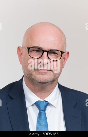 Der französische Hochkommissar für Rentenreform, Laurent Pietraszewski, hält nach einem Treffen mit Gewerkschaftsführern im Matignon-Palast in Paris eine Rede über die Rentenreform. Foto von Jacques Witt/Pool/ABACAPRESS.COM Stockfoto