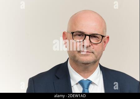 Der französische Hochkommissar für Rentenreform, Laurent Pietraszewski, hält nach einem Treffen mit Gewerkschaftsführern im Matignon-Palast in Paris eine Rede über die Rentenreform. Foto von Jacques Witt/Pool/ABACAPRESS.COM Stockfoto