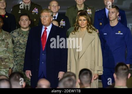 US-Präsident Donald J. Trump, begleitet von First Lady Melania Trump, kommt zu Bemerkungen und unterzeichnet S.1790, das National Defense Authorization Act für das Geschäftsjahr 2020 auf der Joint Base Andrews in Suitland, Maryland, USA am Freitag, 20. Dezember 2019. Foto von Ron Sachs/CNP/ABACAPRESS.COM Stockfoto