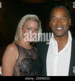 EXCLUSIVE Miami Beach, FL 6-13-2002 OJ Simpson ist zurück mit Freundin Christy Prody auf einer Geburtstagsfeier für Freund Tammy Wu im RUMI RESTAURANT. Foto von Adam ScullPHOTOlink Stockfoto