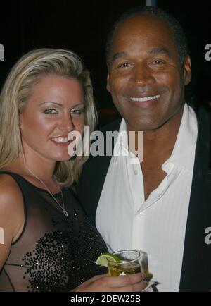 EXCLUSIVE Miami Beach, FL 6-13-2002 OJ Simpson ist zurück mit Freundin Christy Prody auf einer Geburtstagsfeier für Freund Tammy Wu im RUMI RESTAURANT. Foto von Adam ScullPHOTOlink Stockfoto