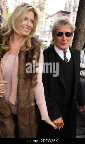 New York, NY 10-19-10 Rod Stewart und Frau Penny Lancaster, die schwanger ist und Nello's Restaurant verlässt Foto von John Barrett-PHOTOlink Stockfoto