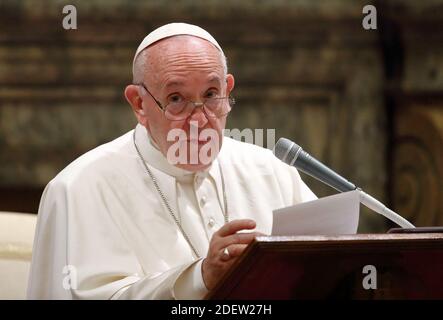 Papst Franziskus tauscht am 21. Dezember 2019 in der Clementinhalle im Vatikan Weihnachtsgrüße mit der Römischen Kurie aus. Um die fortgesetzte Reform der Kirche durchzuführen, bedarf es einer Bereitschaft zur Veränderung und eines Engagements für die persönliche Bekehrung, so Papst Franziskus. Es war die siebte Weihnachtsrede von Franziskus an die Kardinäle, Bischöfe und ranghohe Beamte der Römischen Kurie seit seiner Wahl und er überreichte sie im Clementinsaal des Apostolischen Palastes des Vatikans aus dem 16. Jahrhundert, der mit prächtigen Fresken aus der Renaissance geschmückt war. Foto von ABACAPRESS.COM Stockfoto