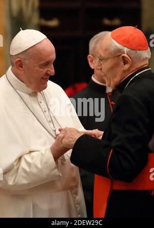 Papst Franziskus begrüßt den französischen Kardinal Paul Poupard, nachdem er am 21. Dezember 2019 in der Clementinhalle im Vatikan Weihnachtsgrüße mit der Römischen Kurie ausgetauscht hatte. Um die fortgesetzte Reform der Kirche durchzuführen, bedarf es einer Bereitschaft zur Veränderung und eines Engagements für die persönliche Bekehrung, so Papst Franziskus. Es war die siebte Weihnachtsrede von Franziskus an die Kardinäle, Bischöfe und ranghohe Beamte der Römischen Kurie seit seiner Wahl und er überreichte sie im Clementinsaal des Apostolischen Palastes des Vatikans aus dem 16. Jahrhundert, der mit prächtigen Fresken aus der Renaissance geschmückt war. Foto von ABACAPRESS Stockfoto