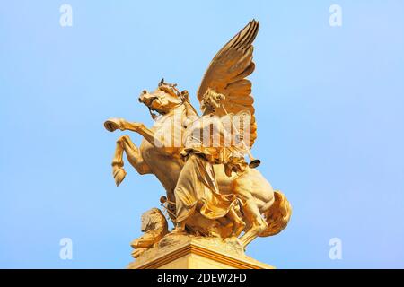 Goldene Statue von Pegasus von Fame gehalten. Statue auf der Pont Alexandre III in Paris Stockfoto