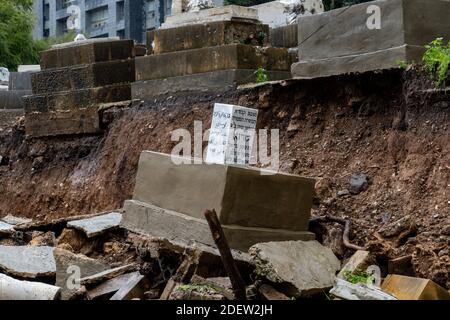 Beirut der einzige jüdische Friedhof hat ganze Gräber weggefegt, nachdem am 26. Dezember 2019 starke Regenfälle die libanesische Hauptstadt im Raum Ras Al Nabaa in Beirut im Libanon getroffen haben. Foto von Ammar Abd Rabbo/ABACAPRESS.COM Stockfoto