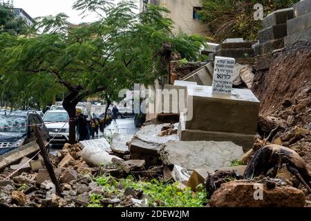 Beirut der einzige jüdische Friedhof hat ganze Gräber weggefegt, nachdem am 26. Dezember 2019 starke Regenfälle die libanesische Hauptstadt im Raum Ras Al Nabaa in Beirut im Libanon getroffen haben. Foto von Ammar Abd Rabbo/ABACAPRESS.COM Stockfoto