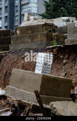Beirut der einzige jüdische Friedhof hat ganze Gräber weggefegt, nachdem am 26. Dezember 2019 starke Regenfälle die libanesische Hauptstadt im Raum Ras Al Nabaa in Beirut im Libanon getroffen haben. Foto von Ammar Abd Rabbo/ABACAPRESS.COM Stockfoto