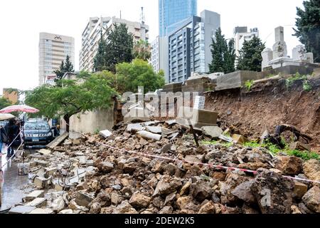 Beirut der einzige jüdische Friedhof hat ganze Gräber weggefegt, nachdem am 26. Dezember 2019 starke Regenfälle die libanesische Hauptstadt im Raum Ras Al Nabaa in Beirut im Libanon getroffen haben. Foto von Ammar Abd Rabbo/ABACAPRESS.COM Stockfoto