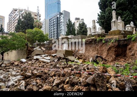 Beirut der einzige jüdische Friedhof hat ganze Gräber weggefegt, nachdem am 26. Dezember 2019 starke Regenfälle die libanesische Hauptstadt im Raum Ras Al Nabaa in Beirut im Libanon getroffen haben. Foto von Ammar Abd Rabbo/ABACAPRESS.COM Stockfoto