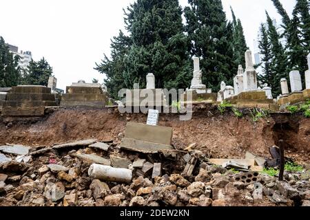 Beirut der einzige jüdische Friedhof hat ganze Gräber weggefegt, nachdem am 26. Dezember 2019 starke Regenfälle die libanesische Hauptstadt im Raum Ras Al Nabaa in Beirut im Libanon getroffen haben. Foto von Ammar Abd Rabbo/ABACAPRESS.COM Stockfoto