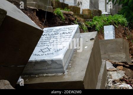 Beirut der einzige jüdische Friedhof hat ganze Gräber weggefegt, nachdem am 26. Dezember 2019 starke Regenfälle die libanesische Hauptstadt im Raum Ras Al Nabaa in Beirut im Libanon getroffen haben. Foto von Ammar Abd Rabbo/ABACAPRESS.COM Stockfoto