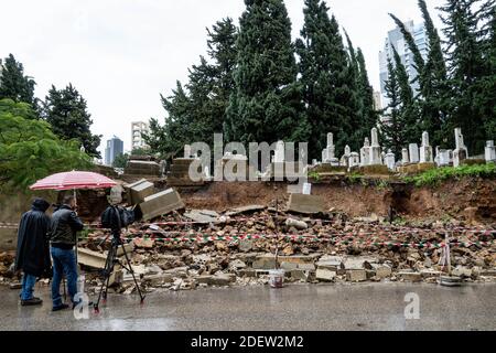 Beirut der einzige jüdische Friedhof hat ganze Gräber weggefegt, nachdem am 26. Dezember 2019 starke Regenfälle die libanesische Hauptstadt im Raum Ras Al Nabaa in Beirut im Libanon getroffen haben. Foto von Ammar Abd Rabbo/ABACAPRESS.COM Stockfoto