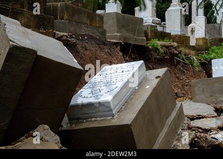 Beirut der einzige jüdische Friedhof hat ganze Gräber weggefegt, nachdem am 26. Dezember 2019 starke Regenfälle die libanesische Hauptstadt im Raum Ras Al Nabaa in Beirut im Libanon getroffen haben. Foto von Ammar Abd Rabbo/ABACAPRESS.COM Stockfoto
