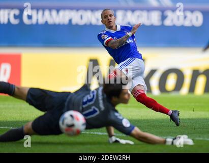 Doha, Katar. Dezember 2020. Marcos Junior (R) von Yokohama F Marinos FC erzielt das Tor beim Gruppenfußballspiel H der AFC Champions League zwischen Yokohama F Marinos aus Japan und Jeonbuk Hyundai Motors FC aus Südkorea in Doha, Katar, 1. Dezember 2020. Quelle: Nikku/Xinhua/Alamy Live News Stockfoto