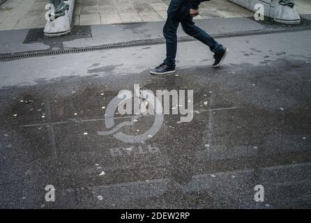 Illustration RATP Hauptsitz ( HQ ) am 27. Dezember 2019 in Paris während eines Streiks der öffentlichen Verkehrsmittel. Alle Gewerkschaften von RATP, der Pariser Verkehrsbehörde, die die Metrolinien der Hauptstadt betreibt, begannen am 5. Dezember einen Streik, um gegen die Reform der Rentensysteme und das Ende ihrer Sonderregelungen zu protestieren. Foto von Eliot Blondt/ABACAPRESS.COM Stockfoto